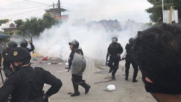 Resultado de imagen de Migrantes ingresan a México tras enfrentamientos con fuerzas de seguridad"