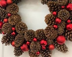 Imagem De Guirlanda De Natal Com Pinhas E Bolas Vermelhas