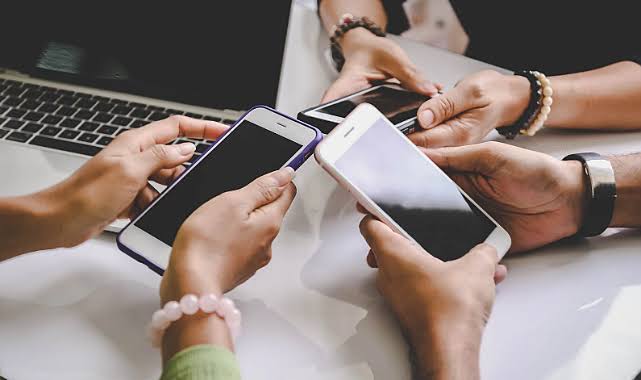 �niversite ��rencilerinin 1 defaya mahsus vergisiz telefon alabilmesi iyi mi?