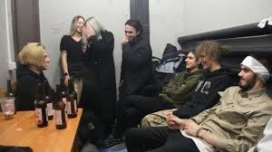 наш корабль идет ко дну помоги мне я утону Pin Ot Polzovatelya Zaebali Na Doske Liza V 2020 G