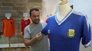 Italien ist eine stolze fußballnation. Ausstellung Die Trikots Der Weltmeister Winnenden Zeitungsverlag Waiblingen