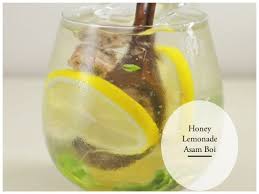 Tuang dalam jug dan campur sunquick, perah jus limau kasturi, letak ais cube secukupnya, biar sejuk dan boleh hidangkan. Resepi Minuman Honey Lemonade Asam Boi Yang Sedap Khalifah Media Networks