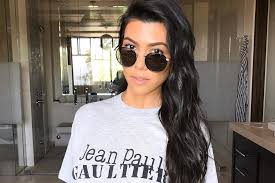 The keeping up with the kardashians alum ditched her long strands for the super chic. Kourtney Kardashian S New Lob Looks So Much Like Kendall S Glamour