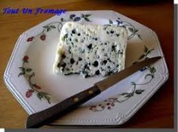 Pour Commencer On Prend Du Lait De Brebis Cru Et Entier Pour Le Chauffer A Une Temperature Allant De 28 A 32 Degres Fromage Fait Maison Fromage Maison Fromage