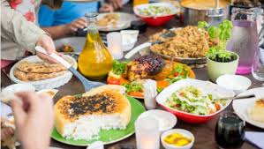 4 Tips Sehat Agar Tak Kalap Makan Saat Buka Puasa