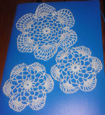 Tanti schemi filet per eleganti centrini, runner da tavola e copertine culla. Tris Centrini Uncinetto Schemi Uncinetto Ideas