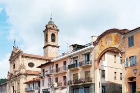 About alba particularly popular among food lovers, alba is celebrated around the world for its white truffles and barolo and barbaresco wines. Piemonte By Van Hunting Truffles Nutella And Italian Reds Intl Traveller