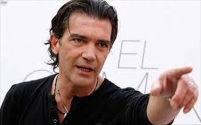 Ξεπερνάει και το σενάριο των πιο ευφάνταστων χολιγουντιανών παραγωγών η απάτη που σκέφτηκαν επιτήδειοι με φόντο την ταινία «the enforcer» με τον αντόνιο μπαντέρας που γυρίζεται στην. O Antonio Mpanteras Gia Gyrismata Sth 8essalonikh