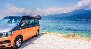 Strandwiesen, domaso hat den längsten strand am comer see, gera lario, gravedona mit grossen seeuferweg, menaggio. Die 10 Schonsten Campingplatze Am Comer See Roadsurfer Com