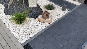 Mit und ohne beton verlegen. Rasenkantensteine Setzen Anleitung Fur Die Perfekte Mahkante In Beton