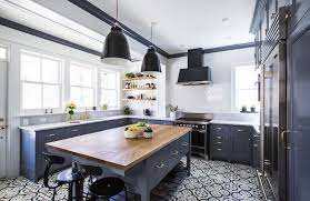 cuisine fonctionnelle equipee gris anthracite avec sol carrelage mosaique cuisine grise et bois renovation cuisine cuisine grise