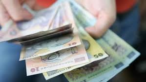 De exemplu, un profesor cu studii superioare şi grad didactic i, cu o vechime în învăţământ de peste 40 de ani, care acum are un salariu brut de 4.935 de lei, va avea un salariu de 5.922 de lei, un profesor cu o vechime între 35 şi 40 de ani, care acum are 4.724 de lei, va avea de la 1 martie un salariu brut de 6.669 de lei, în timp ce un profesor cu o vechime între 25 şi 30 de ani, al cărui salariu este acum de 4.371 de lei, va câştiga 5.246 de lei. Profesorii Vor Primi Bani Inainte De SÄrbÄtori Cine ObÈine MajorÄrile Salariale Antena 1