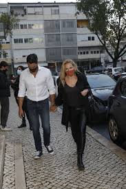 O irmão de rute (ana guiomar) conta à dona do instituto que lhe roubaram a fortuna e que não faz ideia de quem possa ser o culpado. Fernanda Serrano Assume Namorado Em Ida Ao Teatro Veja As Fotos Holofote