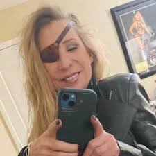 Jill Earle's Instagram, Twitter & Facebook