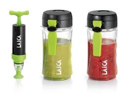 Aparatul de vidat laica vt3205 absoarbe aerul din pungile cu produse alimentare si apoi le inchide ermetic. Ambalare In Vid Laica