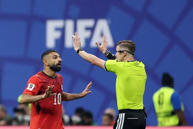 Salah đòi VAR nhưng bị trọng tài phớt lờ | Znews.vn