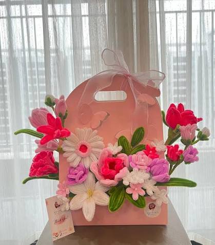 Hoa kẽm nhung 🌸 | Cover mẫu giỏ hoa cho khách 😍 Xinh đẹp tuyệt vời 🤭  Cre: @sona.flower_ #handmade #diy #hoakemnhung #love #quatang #flowers |  Instagram