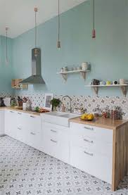 Alliance Blanc Bleu Carrelage Pour Le Sol De Cuisine En 2020 Meuble Cuisine Blanc Idee Deco Cuisine Credence Cuisine Blanche