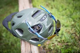 Review Oakleys Drt5 Helmet Isnt The Lightest But Theres
