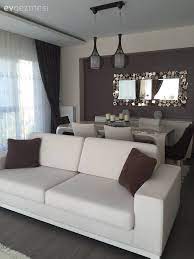 Parlak renkler, perde ve mobilyalardaki boyama ile. Derya Hanimin Kahve Ve Beyazla Aydinlik Ve Sicak Evi Ev Gezmesi Oturma Odasi Dekorasyonu Oturma Odasi Fikirleri Ev Dekoru