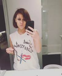 It seems that flackers couldn't resist going back to the look she loved so. Caroline Flack Chops Her Hair Into Severe Bob And Goes Brunette As She Unveils Drastic Post Love Island Transformation Daily Record