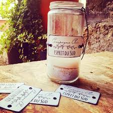 On Personnalise Les Bougies D Exterieur Avec De Jolies Plaques Metal Campagne Plaque Createur Dentellesoxy Tito S Vodka Bottle Titos Vodka Vodka