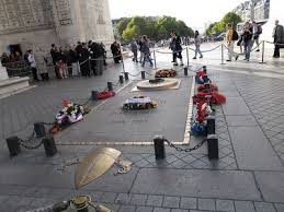 Ceremony at the tomb of the unknown soldier (le tombe du soldat inconnu) at the arc de triomphe. Tombeau Du Soldat Inconnu Paris Tombes Sepultures Dans Les Cimetieres Et Autres Lieux