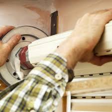 De père menuisier vernisseur, il s'est rapidement découvert une passion pour ce métier et l'a suivi très tôt sur les chantiers. Depannage Menui Pose Depann A Aix En Provence