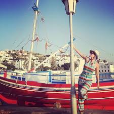 Katy stands underneath an umbrella with daisycredit: Katy Perry S Greek Vacation Is Literally What Dreams Are Made Of Katy Perry Greek Vacation Katy Perry Pictures