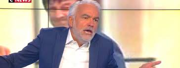 Pascal praud (born 9 september 1964 in nantes) is a french journalist specialising on sport, radio columnist, radio hosting and also a tv entertainer and producer. Puremedias Com On Twitter L Heure Des Pros En Larmes Pascal Praud Apprend En Direct Que Sa Fille A Le Bac Https T Co Wegucyvcil