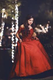 In this period, fashionable women's clothing styles were based on a high, under the bust waistline, only called the empire silhouette in the 20th century — dresses were closely fitted to the torso just under the bust, falling loosely below. Pin On Fashion