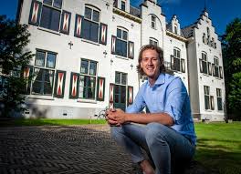 Parcours het bosrijke gebied van leuvenheim, landgoed huis den bosch en de wildbaan zijn de ingredienten voor een prachtige route. Caspar 25 Woont Zijn Hele Leven Op Een Gigantisch Landgoed Maar Stelt Het Nu Ter Beschikking Aan Ouderen Met Dementie Instagram Destentor Nl