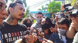 State prosecutor otong hendra rahayu demanded he be sentenced to three years in prison.5 on 19 november 2020, the court sentenced. 35 Hke2c8jbiam