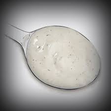 Een bijna kubistische compositie in planken van wijnkisten. Bieslook Vinaigrette Delino