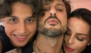 Il ragazzo ammette di frequentare ancora il padre per un preciso motivo: Continua La Guerra Tra Nina Moric E Fabrizio Corona La Procura Apre Un Fascicolo Radio Bruno