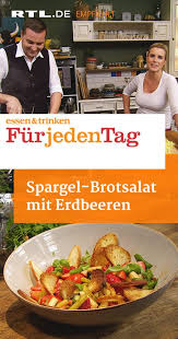 Spargel Brotsalat Mit Erdbeeren Das Rezept Aus Essen Trinken Fur Jeden Tag Brotsalat Essen Und Trinken Rezepte Essen Und Trinken