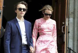 The album was written while lerche was in his teens and released in the uk in 2001, when he was 19. Nyheter Musikk Brudd Mellom Sondre Lerche Og Linnea Myhre