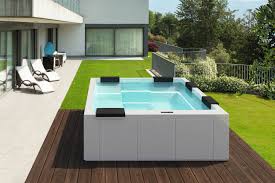 Le piscine da terrazzo sono vasche di piccole dimensioni, leggere, di forma quadrata o rettangolare e dal design elegante. Piscine Per Giardino Piccolo Immenso Benessere Piscine Castiglione