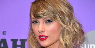 From crimpy waves to blunt bangs, swift has had quite the hair transformation. Taylor Swift Just Revisited The 00s With Poker Straight Hair And A Fringe