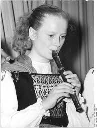 Sie weist ein anblasloch und eine feine verzierung aus ritzlinien auf. Blockflote Wikiwand