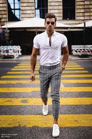 City Dress Casual Chic Herrenoutfit Mit Karohose Und Weissem Hemd Herren Outfit Manner Anzug Anzug Mode