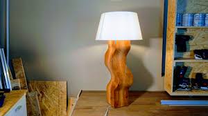 Schau dir unsere auswahl an deckenlampe holz an, um die tollsten einzigartigen oder spezialgefertigten handgemachten stücke aus unseren shops für hängelampen zu finden. Massivholz Tischlampe Selber Bauen So Geht S Bastel Town