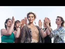 Nu poti sa iubesti toate fetele frumoase din lume, ci doar sa te atraga sau sa le placi, fiindca de iubit poti iubi doar pe una. Pagina 13970 Letras2 Com