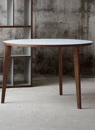 table ronde a trois pieds en bois massif par mint tafel keuken