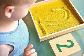 Les gusta coger objetos, tocarlos, experimentar con ellos y descubrir cosas nuevas. Juegos Montessori Caseros 15 Ideas Inmejorables