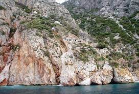 Τα κατουνάκια είναι περιοχή στην έρημο του αγίου όρους που υπάγεται στη μονή μεγίστης λαύρας και στην οποία βρίσκονται ησυχαστήρια της, που ανέρχονται σε εικοσιδύο. Katoynakia Skhtes Agioy Oroys