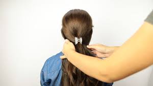 3 simple & sleek claw clip hairstyles 2020 hi everyone! 4 Ways To Put Your Hair Up With A Jaw Clip Wikihow