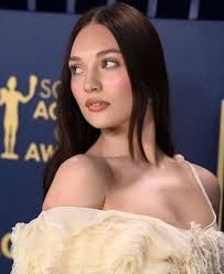Why is Maddie Ziegler consistently rated below an 8? What's preventing  y'all from rating higher than 7? : r/VindictaRateCelebs