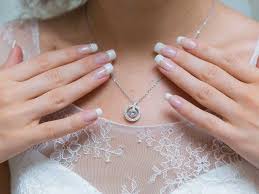 Se ad esempio avete scelto un abito da sposa dallo stile vintage, anche i gioielli orecchini da sposa , i modelli da scegliere per ogni tipo di acconciatura. Il Punto Luce Un Brillante Per La Sposa Nello Speciale Giorno Delle Nozze Guidasposi It