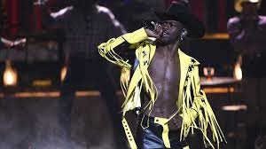 Interestingly, the rapper created a parody of the nike lawsuit over his satan shoes as the theme of. Lil Nas X Hose Reisst Wahrend Live Auftritt Planetradio De